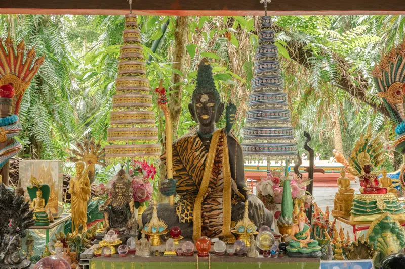 รูปเคารพภายในศาล