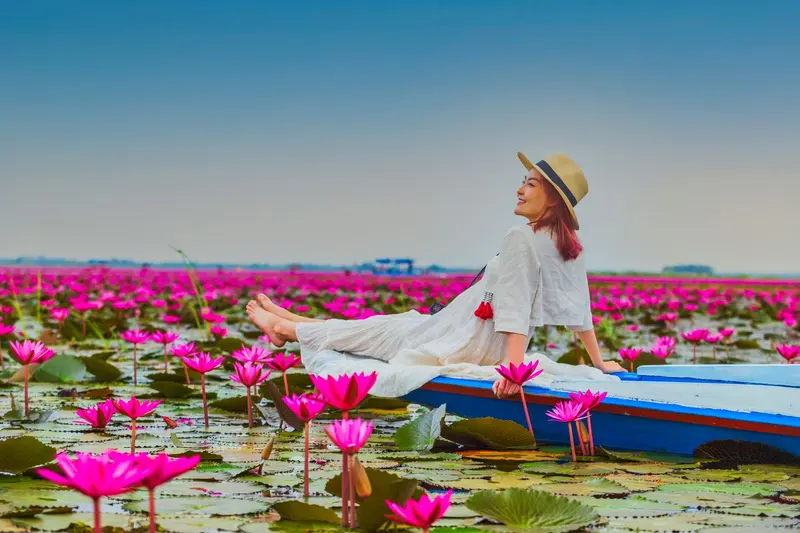 นักท่องเที่ยวนั่งเรือชมทะเลบัวแดง