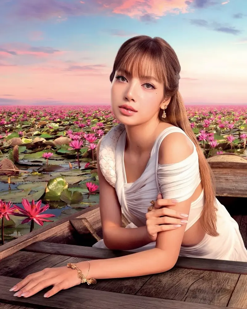 หญิงสาวในชุดสีขาวบนเรือไม้ท่ามกลางดอกบัวแดง